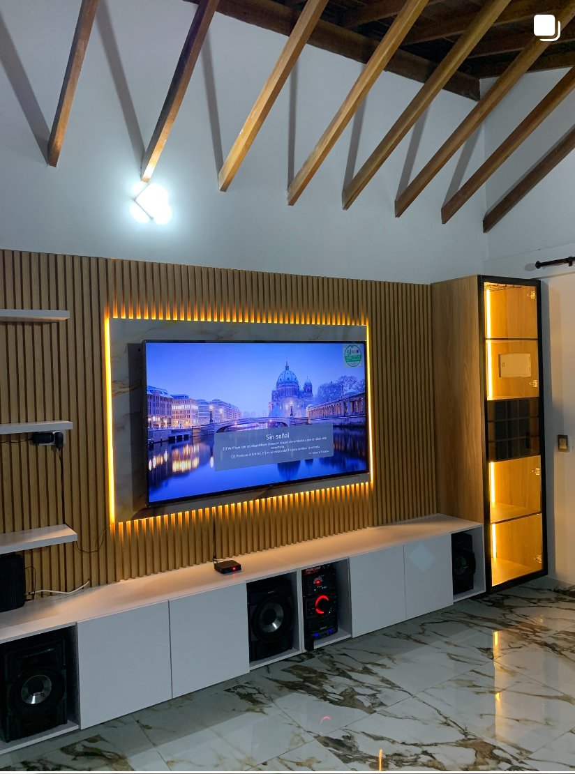 Centro de entretenimiento con paneles de madera, LED y mármol