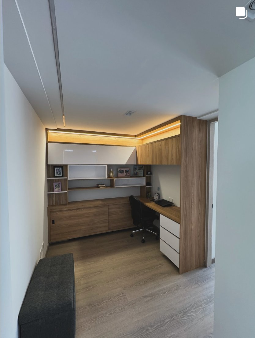 Estudio / oficina en casa con muebles a la medida e iluminación LED