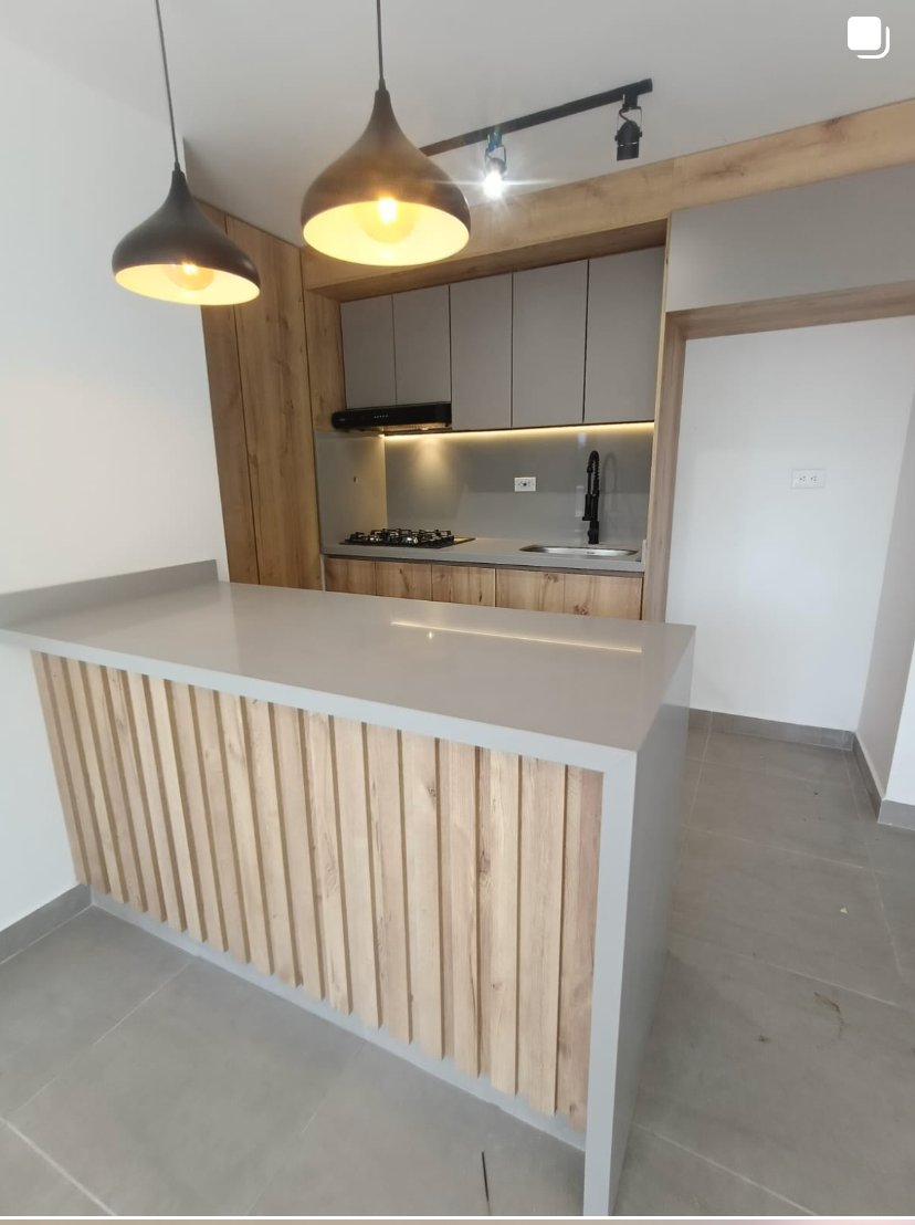 Cocina con barra en listones de madera — Home Decore
