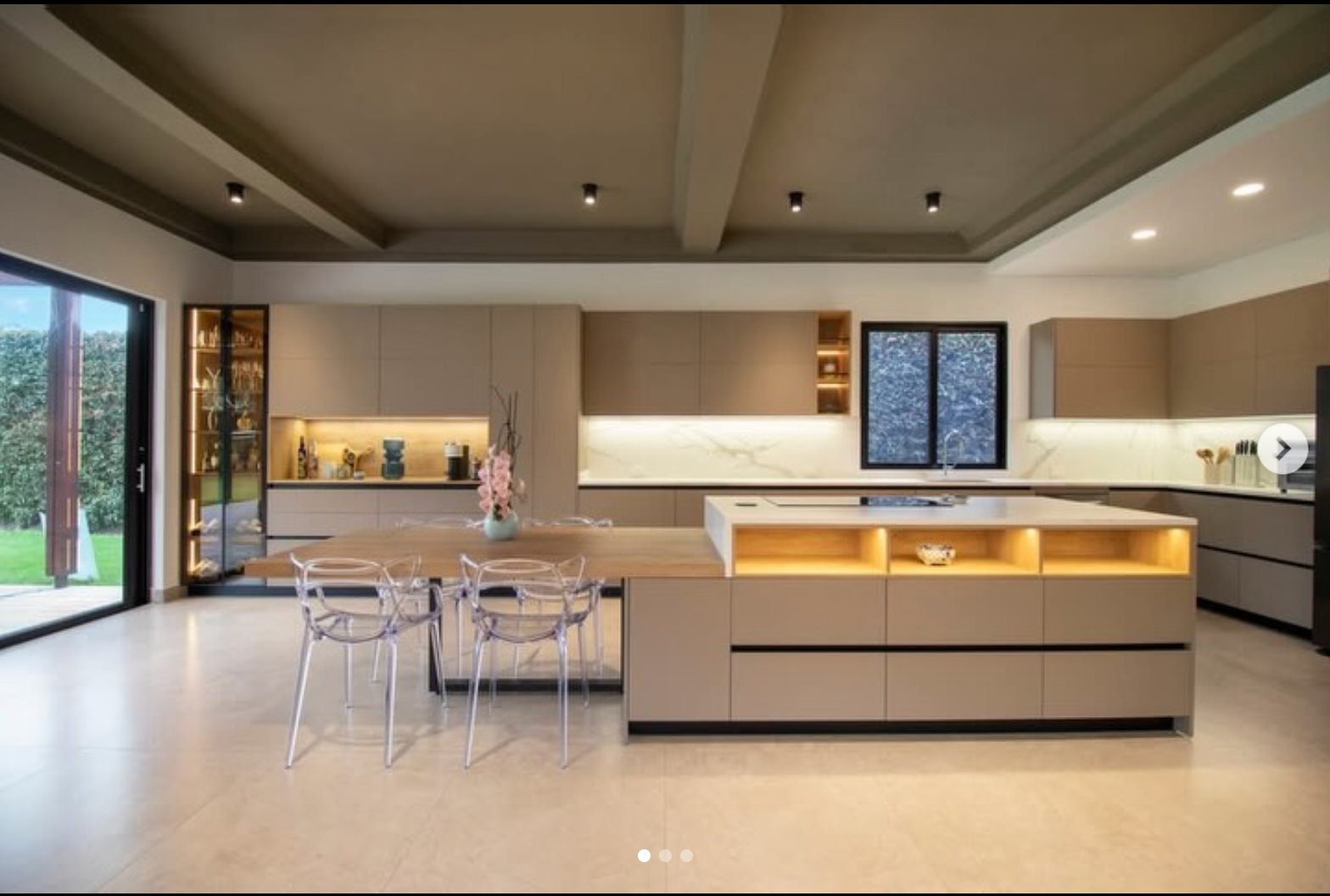Cocina contemporánea Home Decore con isla, mármol y LED